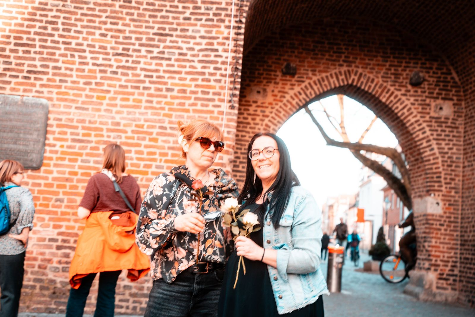 Zwei Frauen mit Blumen am Monheimer Stadttor