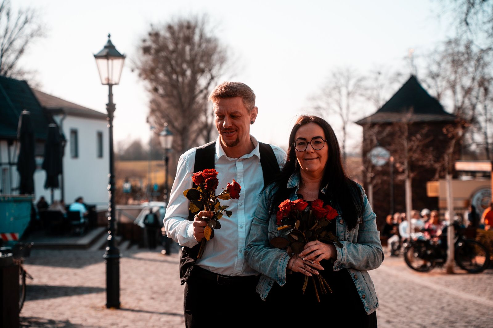 Ehrenamtliche mit Rosensträußen in der Altstadt