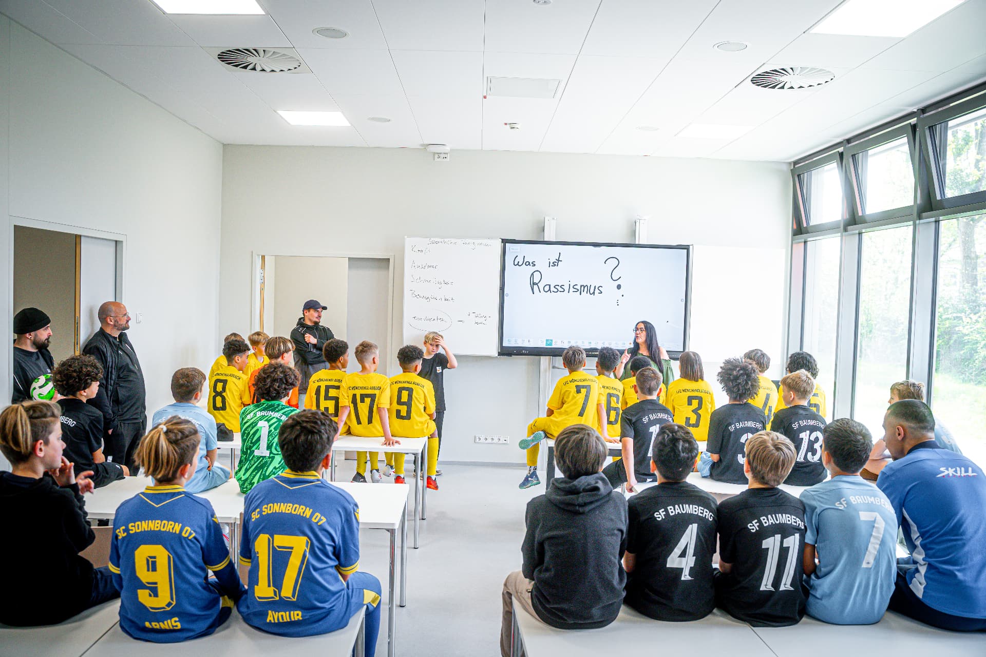 Jugendliche beim Fair Play Workshop von Chancen e.V. in Monheim