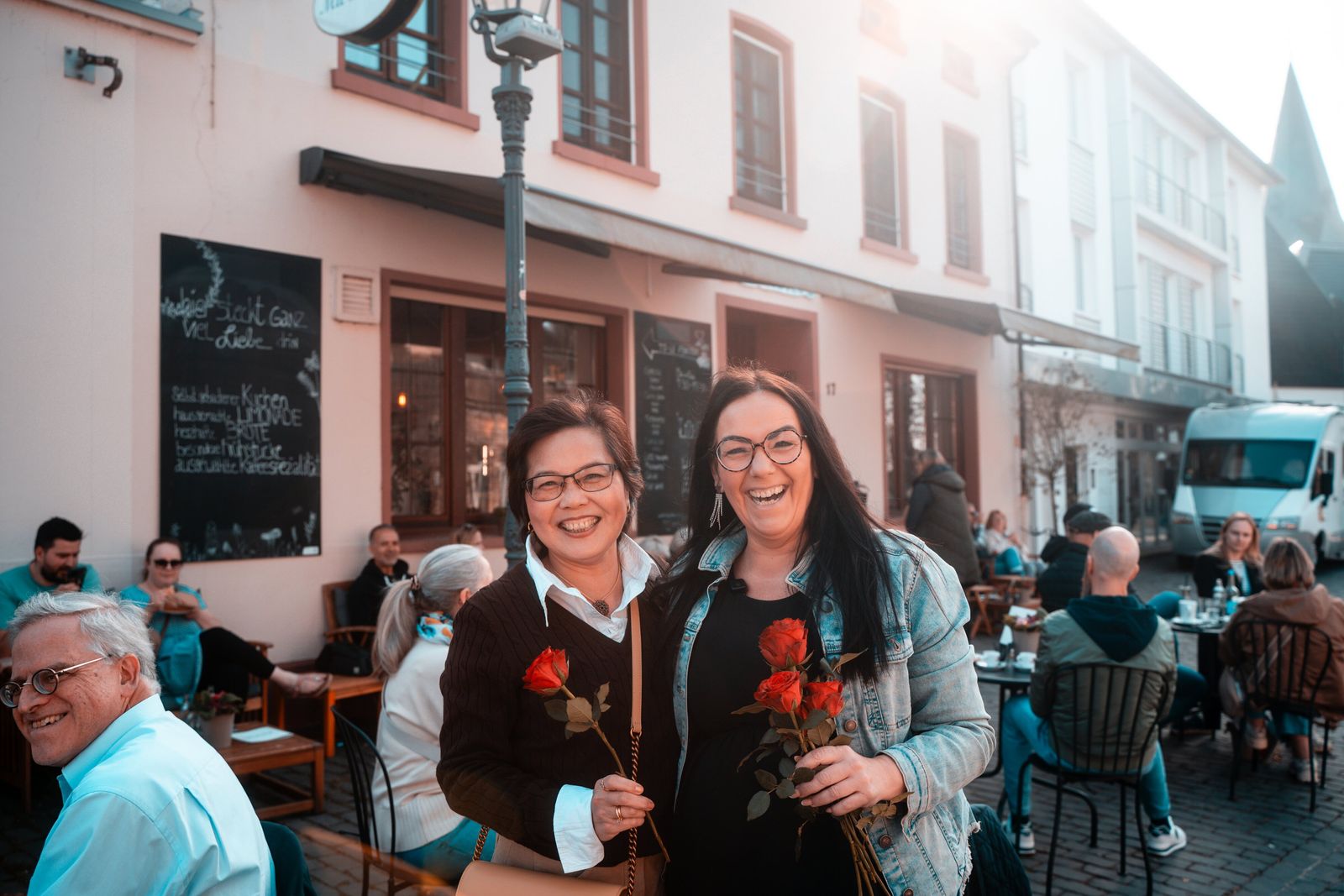 Blumen für Gäste eines Straßencafés
