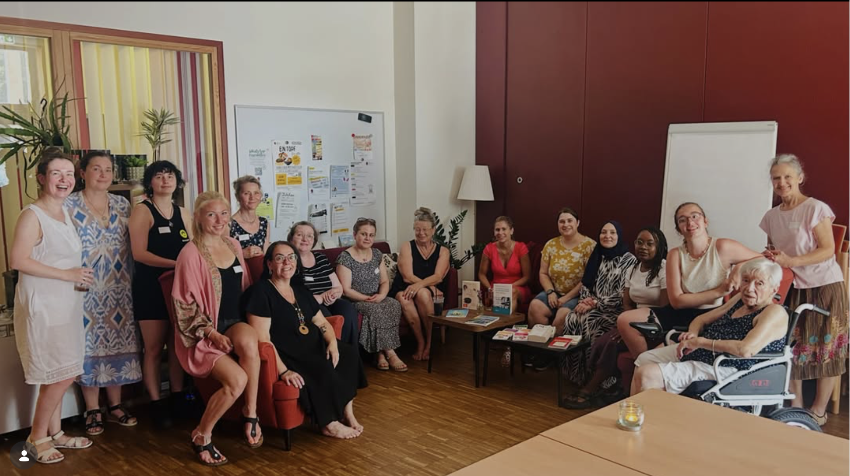 Gruppenfoto beim Frauen-Workshop „Raum für mich“ von Chancen e.V. in Monheim am Rhein: Teilnehmerinnen und Bürgermeisterin Sonja Wieneke, die in der Mitte sitzt
