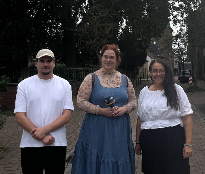 Nicole Terzano und Leon Riede mit WDR-4-Reporterin Friederike Müllender bei der Aufnahme in Monheim am Rhein