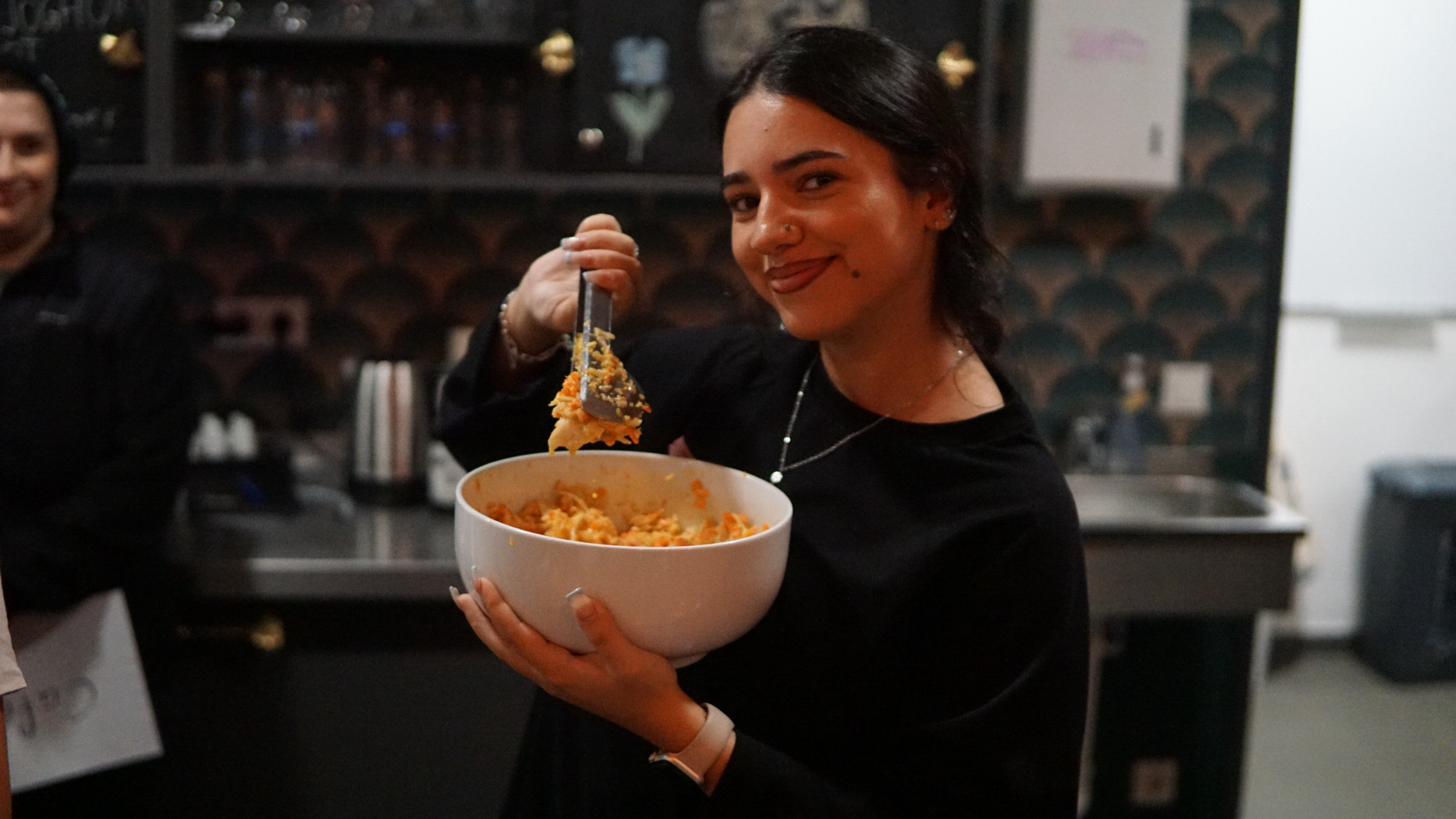 Ein Moment in der Küche mit einer Schüssel frisch zubereitetem Essen