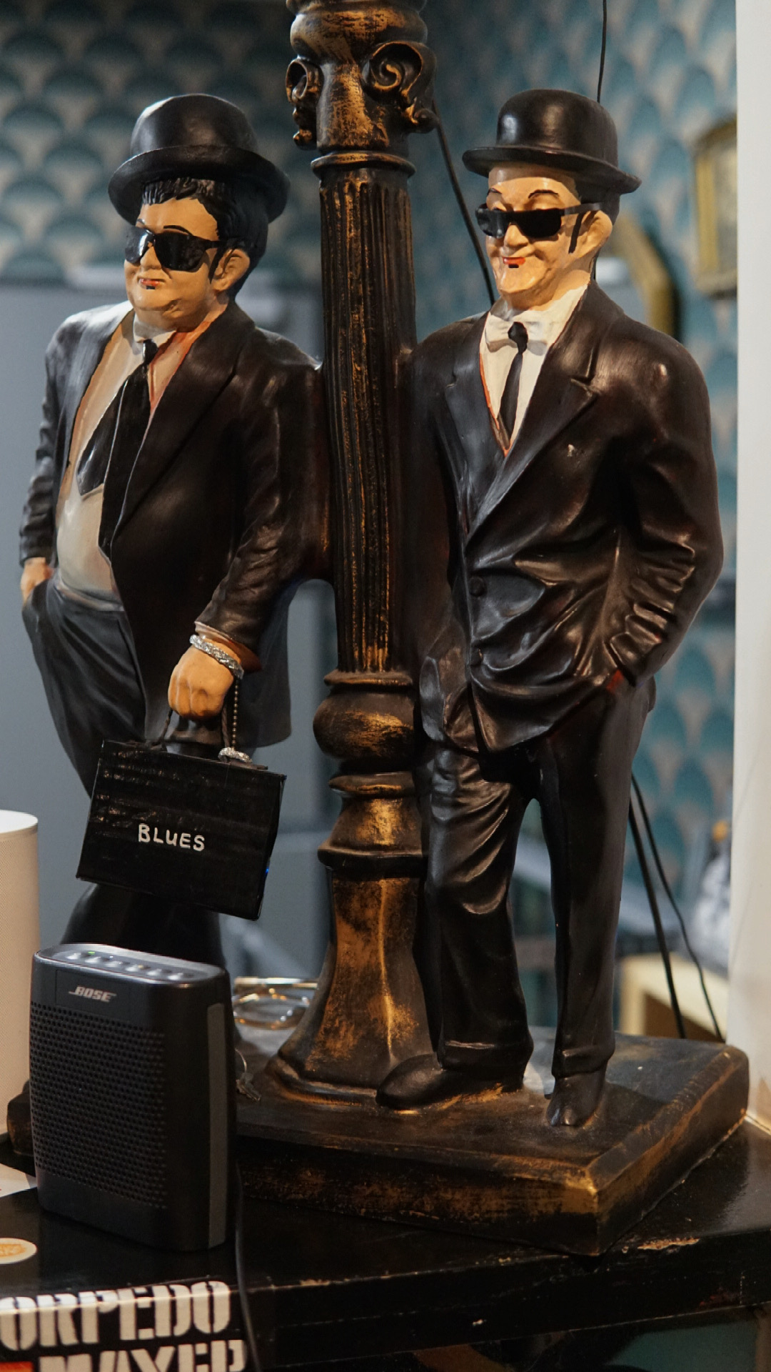 Zwei Figuren an der Theke des Sojus 7