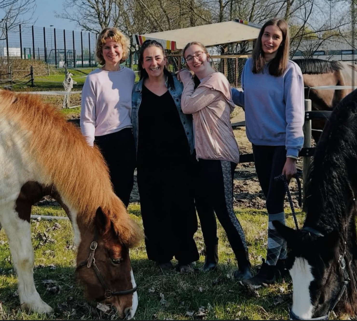 Team beim Ponynachmittag – Nicole Terzano und Anna Bergweiler mit Ponys